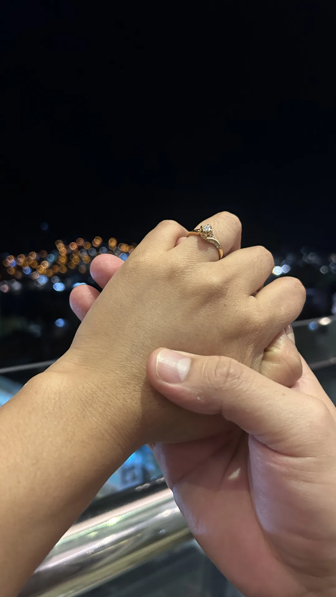 Manos de Sabina y Vladimir con el anillo de compromiso